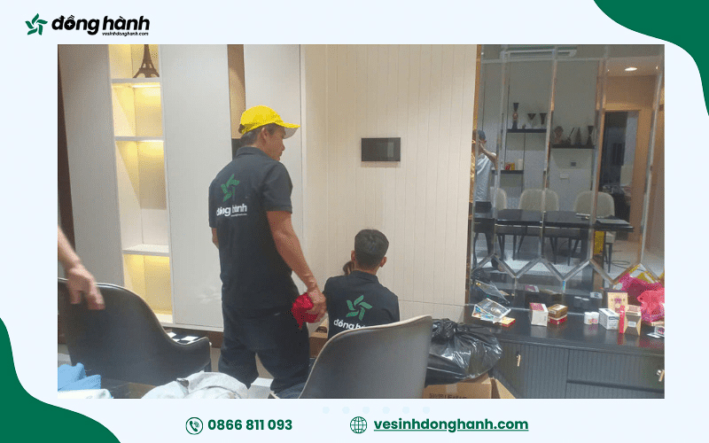 Nhân viên Vệ Sinh Đồng Hành thực hiện vệ sinh công nghiệp quận Tân Phú