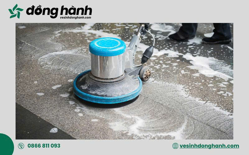 Nhân viên Vệ Sinh Đồng Hành thực hiện vệ sinh công nghiệp tại quận 5
