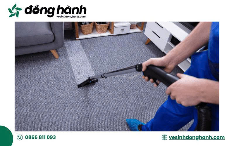 Nhân viên Vệ Sinh Đồng Hành thực hiện vệ sinh công nghiệp tại quận 7